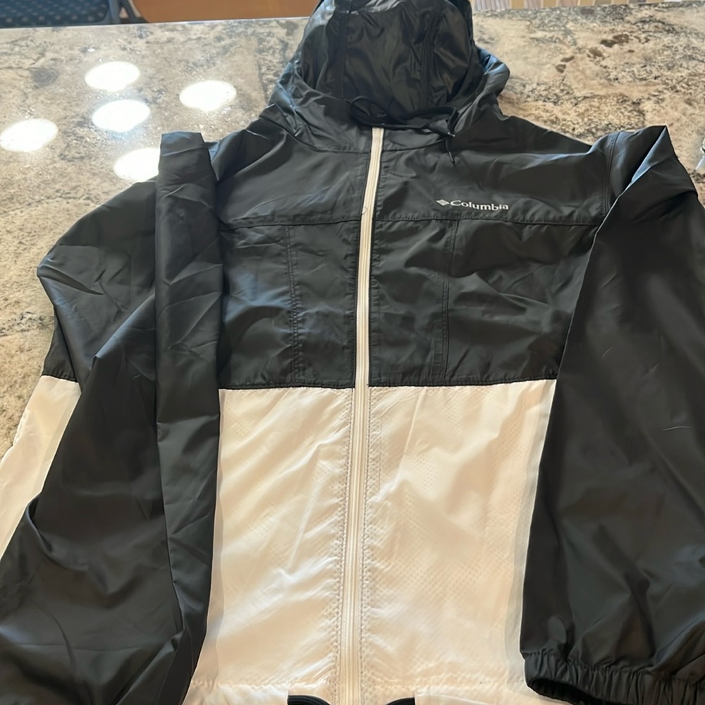 NWOT. Hooded women’s black and white M Columbia light jacket. Never worn!!